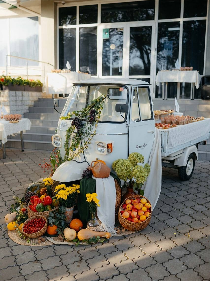 Piaggio Ape decorat pentru toamnă