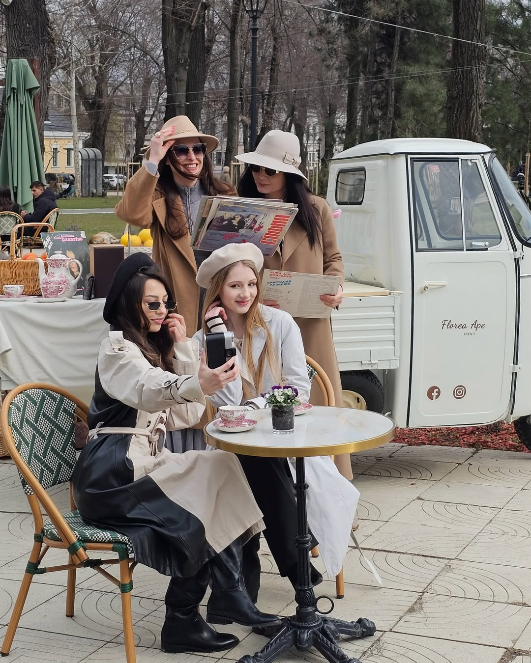 Aperitivo în parc lângă Piaggio Ape