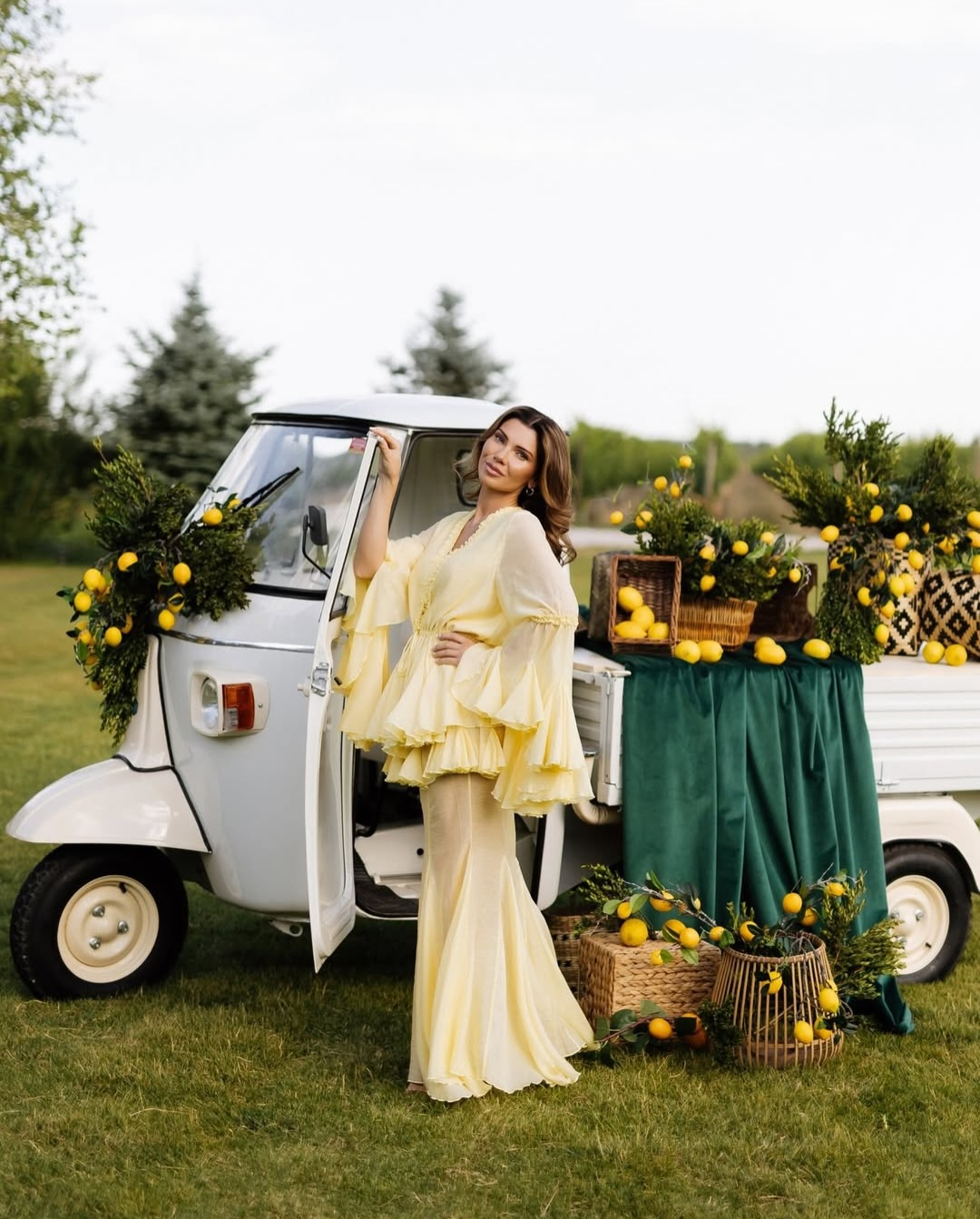 Piaggio Ape decorat cu verdeață și lămâi